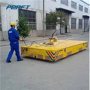 Trackless vairuojamas perdavimo krepšelis